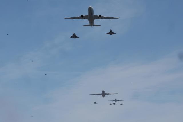 (260714) -- PARIS, July 14, 2026 (Xinhua) -- A flyover performance is seen during the annual Bastille Day military parade in Paris, France, on July 14, 2026. (Photo by Henri Szwarc/Xinhua)