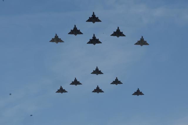 (260714) -- PARIS, July 14, 2026 (Xinhua) -- A flyover performance is seen during the annual Bastille Day military parade in Paris, France, on July 14, 2026. (Photo by Henri Szwarc/Xinhua)