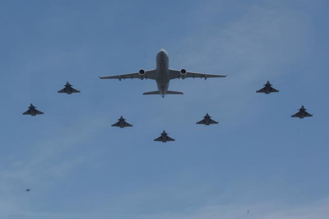 (260714) -- PARIS, July 14, 2026 (Xinhua) -- A flyover performance is seen during the annual Bastille Day military parade in Paris, France, on July 14, 2026. (Photo by Henri Szwarc/Xinhua)