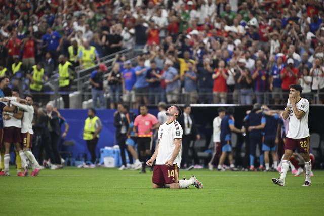 (260715) -- DALLAS, July 15, 2026 (Xinhua) -- Players of Spain celebrate victory after the semifinal match between France and Spain at the 2026 FIFA World Cup at Dallas Stadium in Dallas, the United States, July 14, 2026. (Xinhua/Chen Yichen)