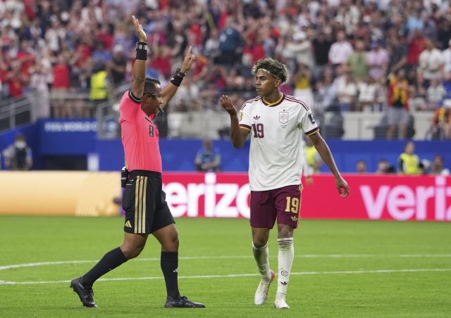 (260715) -- DALLAS, July 15, 2026 (Xinhua) -- Lamine Yamal (R) of Spain reacts during the semifinal match between France and Spain at the 2026 FIFA World Cup at Dallas Stadium in Dallas, the United States, July 14, 2026. (Xinhua/Huang Zongzhi)