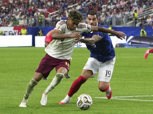 (260715) -- DALLAS, July 15, 2026 (Xinhua) -- Lamine Yamal (L) of Spain vies with Theo Hernandez of France during the semifinal match between France and Spain at the 2026 FIFA World Cup at Dallas Stadium in Dallas, the United States, July 14, 2026. (Xinhua/Huang Zongzhi)