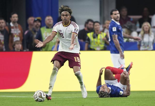 (260715) -- DALLAS, July 15, 2026 (Xinhua) -- Lamine Yamal (L) of Spain reacts during the semifinal match between France and Spain at the 2026 FIFA World Cup at Dallas Stadium in Dallas, the United States, July 14, 2026. (Xinhua/Huang Zongzhi)