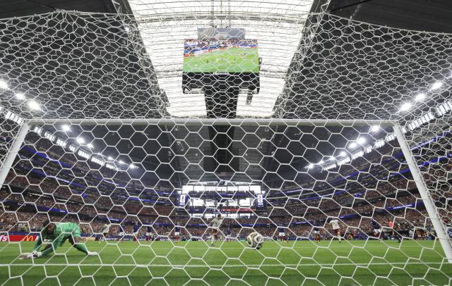 (260715) -- DALLAS, July 15, 2026 (Xinhua) -- Mikel Oyarzabal (C) of Spain celebrates as he scores a penalty kick during the semifinal match between France and Spain at the 2026 FIFA World Cup at Dallas Stadium in Dallas, the United States, July 14, 2026. (Xinhua/Chen Yichen)