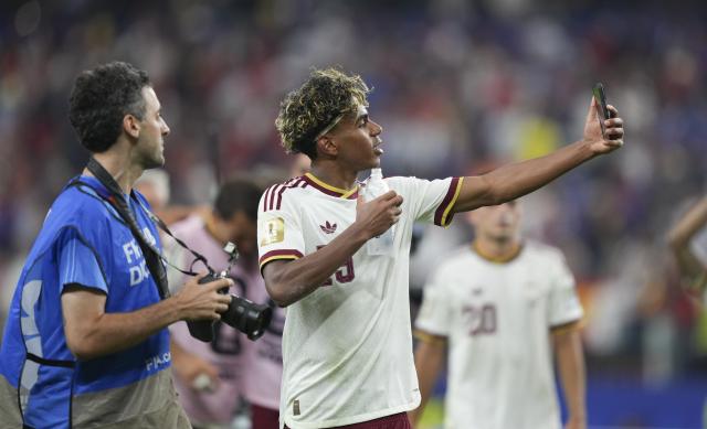 (260715) -- DALLAS, July 15, 2026 (Xinhua) -- Lamine Yamal (R) of Spain takes a selfie after the semifinal match between France and Spain at the 2026 FIFA World Cup at Dallas Stadium in Dallas, the United States, July 14, 2026. (Xinhua/Huang Zongzhi)