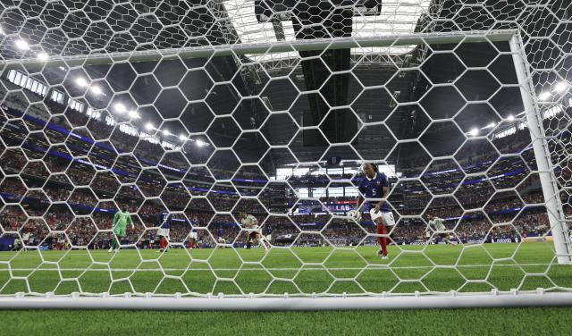 (260715) -- DALLAS, July 15, 2026 (Xinhua) -- Pedro Porro (3rd R) of Spain scores during the semifinal match between France and Spain at the 2026 FIFA World Cup at Dallas Stadium in Dallas, the United States, July 14, 2026. (Xinhua/Huang Zongzhi)