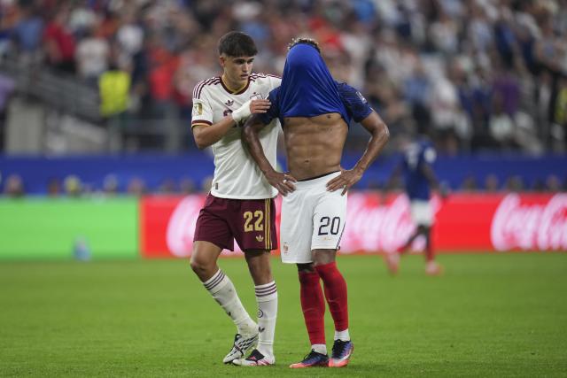 (260715) -- DALLAS, July 15, 2026 (Xinhua) -- Pau Cubarsi (L) of Spain greets Desire Doue of France after the semifinal match between France and Spain at the 2026 FIFA World Cup at Dallas Stadium in Dallas, the United States, July 14, 2026. (Xinhua/Wu Xiaoling)
