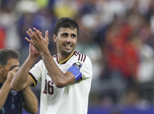 (260715) -- DALLAS, July 15, 2026 (Xinhua) -- Rodri of Spain greets spectators after the semifinal match between France and Spain at the 2026 FIFA World Cup at Dallas Stadium in Dallas, the United States, July 14, 2026. (Xinhua/Xu Zijian)