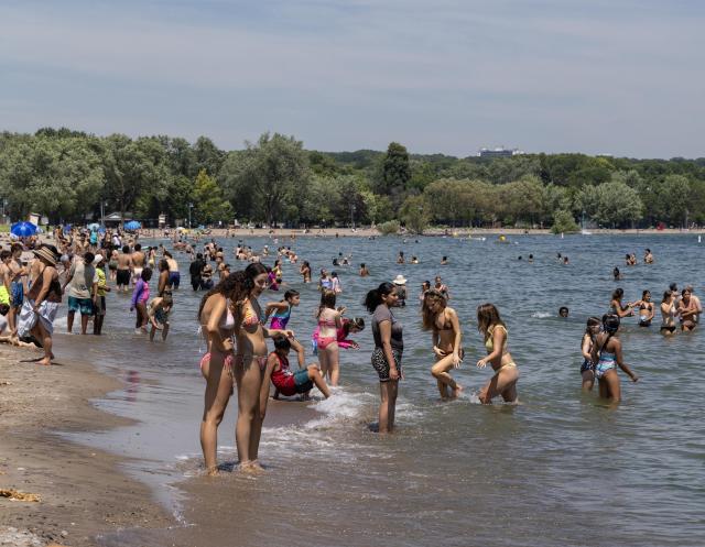 (260715) -- TORONTO, July 15, 2026 (Xinhua) -- People cool off in the Lake Ontario during a heatwave in Toronto, Canada, on July 14, 2026. (Photo by Zou Zheng/Xinhua)