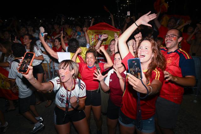 (260715) -- MADRID, July 15, 2026 (Xinhua) -- Fans of Team Spain celebrate while watching the live broadcast of the 2026 FIFA World Cup semifinal match between France and Spain in Madrid, Spain, July 14, 2026. (Photo by Gustavo Valiente/Xinhua)