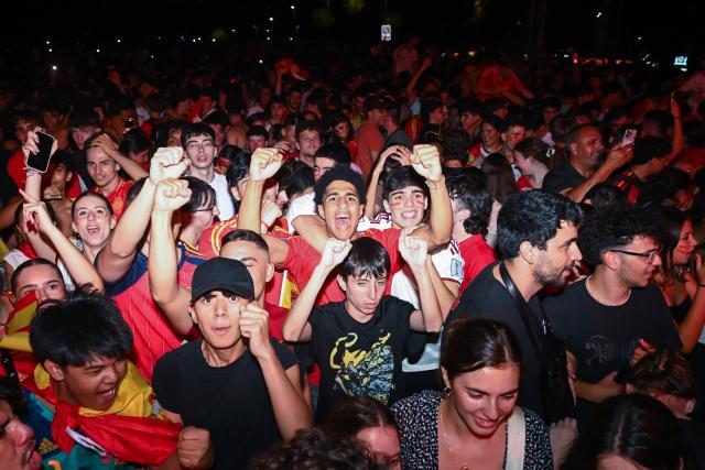 (260715) -- MADRID, July 15, 2026 (Xinhua) -- Fans of Team Spain watch the live broadcast of the 2026 FIFA World Cup semifinal match between France and Spain in Madrid, Spain, July 14, 2026. (Photo by Gustavo Valiente/Xinhua)