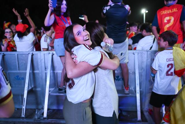(260715) -- MADRID, July 15, 2026 (Xinhua) -- Fans of Team Spain celebrate while watching the live broadcast of the 2026 FIFA World Cup semifinal match between France and Spain in Madrid, Spain, July 14, 2026. (Photo by Gustavo Valiente/Xinhua)