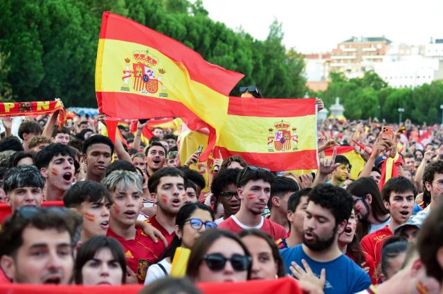 (260715) -- MADRID, July 15, 2026 (Xinhua) -- Fans of Team Spain watch the live broadcast of the 2026 FIFA World Cup semifinal match between France and Spain in Madrid, Spain, July 14, 2026. (Photo by Gustavo Valiente/Xinhua)