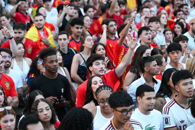 (260715) -- MADRID, July 15, 2026 (Xinhua) -- Fans of Team Spain watch the live broadcast of the 2026 FIFA World Cup semifinal match between France and Spain in Madrid, Spain, July 14, 2026. (Photo by Gustavo Valiente/Xinhua)