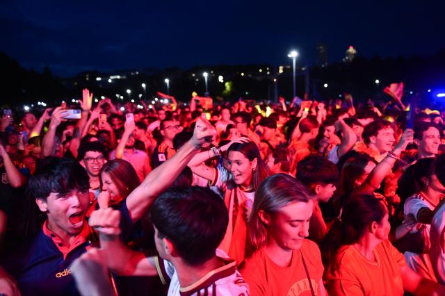 (260715) -- MADRID, July 15, 2026 (Xinhua) -- Fans of Team Spain watch the live broadcast of the 2026 FIFA World Cup semifinal match between France and Spain in Madrid, Spain, July 14, 2026. (Photo by Gustavo Valiente/Xinhua)