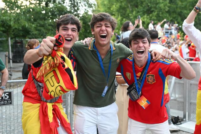 (260715) -- MADRID, July 15, 2026 (Xinhua) -- Fans of Team Spain pose at the live broadcast of the 2026 FIFA World Cup semifinal match between France and Spain in Madrid, Spain, July 14, 2026. (Photo by Gustavo Valiente/Xinhua)