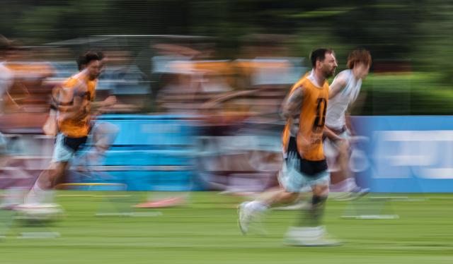 (260715) -- MARIETTA, July 15, 2026 (Xinhua) -- Lionel Messi (front R) of Argentina attends a training session ahead of the semifinal match between Argentina and England at the 2026 FIFA World Cup in Marietta, Georgia, the United States, on July 14, 2026. (Xinhua/Li Ming)