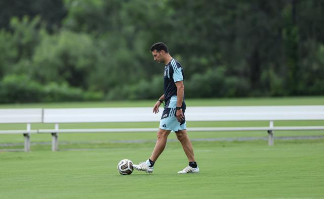 (260715) -- MARIETTA, July 15, 2026 (Xinhua) -- Lionel Scaloni, head coach of Argentina, is seen during a training session ahead of the semifinal match between Argentina and England at the 2026 FIFA World Cup in Marietta, Georgia, the United States, on July 14, 2026. (Xinhua/Li Ming)