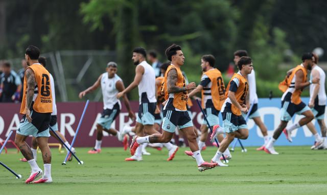 (260715) -- MARIETTA, July 15, 2026 (Xinhua) -- Players of Team Argentina attend a training session ahead of the semifinal match between Argentina and England at the 2026 FIFA World Cup in Marietta, Georgia, the United States, on July 14, 2026. (Xinhua/Li Ming)