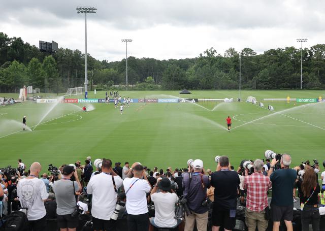 (260715) -- MARIETTA, July 15, 2026 (Xinhua) -- Journalists work as players of Team Argentina attend a training session ahead of the semifinal match between Argentina and England at the 2026 FIFA World Cup in Marietta, Georgia, the United States, on July 14, 2026. (Xinhua/Cao Can)