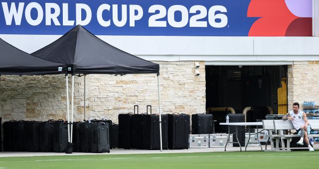 (260715) -- MARIETTA, July 15, 2026 (Xinhua) -- Lionel Messi of Argentina is pictured before a training session ahead of the semifinal match between Argentina and England at the 2026 FIFA World Cup in Marietta, Georgia, the United States, on July 14, 2026. (Xinhua/Li Ming)