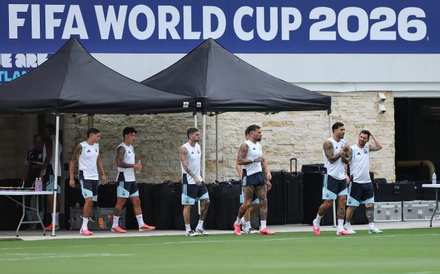 (260715) -- MARIETTA, July 15, 2026 (Xinhua) -- Players of Team Argentina attend a training session ahead of the semifinal match between Argentina and England at the 2026 FIFA World Cup in Marietta, Georgia, the United States, on July 14, 2026. (Xinhua/Li Ming)