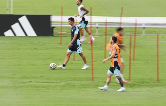 (260715) -- MARIETTA, July 15, 2026 (Xinhua) -- Lionel Scaloni (1st L), head coach of Argentina, and Lionel Messi (3rd L) of Argentina attend a training session ahead of the semifinal match between Argentina and England at the 2026 FIFA World Cup in Marietta, Georgia, the United States, on July 14, 2026. (Xinhua/Cao Can)