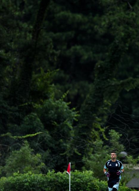 (260715) -- MARIETTA, July 15, 2026 (Xinhua) -- Emiliano Martinez, goalkeeper of Argentina, attends a training session ahead of the semifinal match between Argentina and England at the 2026 FIFA World Cup in Marietta, Georgia, the United States, on July 14, 2026. (Xinhua/Li Ming)