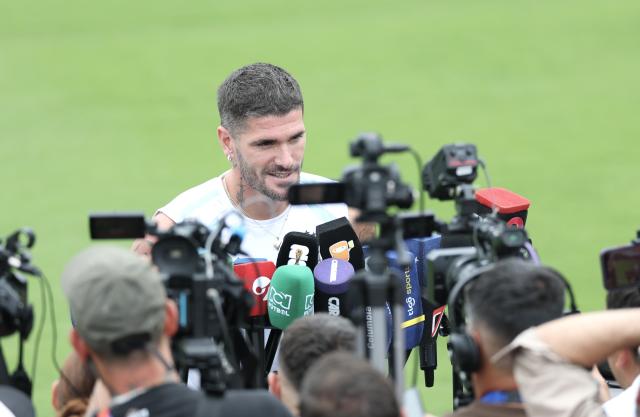 (260715) -- MARIETTA, July 15, 2026 (Xinhua) -- Rodrigo De Paul of Argentina receives an interview before a training session ahead of the semifinal match between Argentina and England at the 2026 FIFA World Cup in Marietta, Georgia, the United States, on July 14, 2026. (Xinhua/Cao Can)