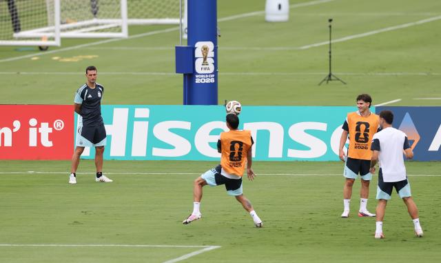 (260715) -- MARIETTA, July 15, 2026 (Xinhua) -- Lionel Scaloni (1st L), head coach of Argentina, is seen during a training session ahead of the semifinal match between Argentina and England at the 2026 FIFA World Cup in Marietta, Georgia, the United States, on July 14, 2026. (Xinhua/Cao Can)