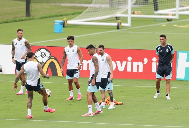 (260715) -- MARIETTA, July 15, 2026 (Xinhua) -- Lionel Scaloni (1st R), head coach of Argentina, is seen during a training session ahead of the semifinal match between Argentina and England at the 2026 FIFA World Cup in Marietta, Georgia, the United States, on July 14, 2026. (Xinhua/Cao Can)