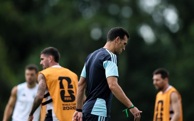 (260715) -- MARIETTA, July 15, 2026 (Xinhua) -- Lionel Scaloni (2nd R), head coach of Argentina, is seen during a training session ahead of the semifinal match between Argentina and England at the 2026 FIFA World Cup in Marietta, Georgia, the United States, on July 14, 2026. (Xinhua/Li Ming)