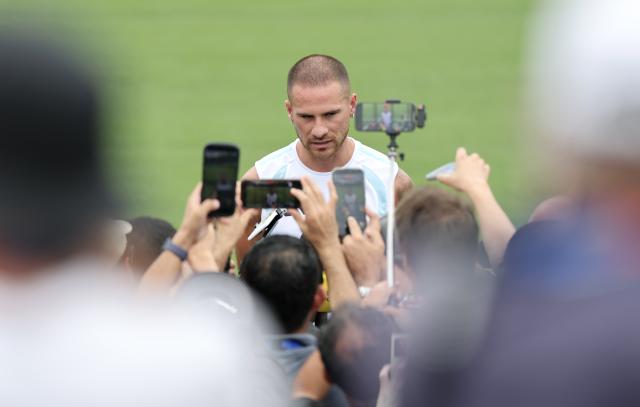 (260715) -- MARIETTA, July 15, 2026 (Xinhua) -- Alexis Mac Allister of Argentina receives an interview before a training session ahead of the semifinal match between Argentina and England at the 2026 FIFA World Cup in Marietta, Georgia, the United States, on July 14, 2026. (Xinhua/Cao Can)
