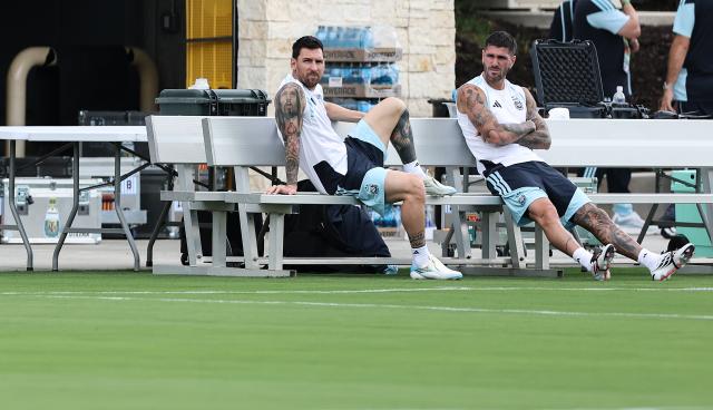 (260715) -- MARIETTA, July 15, 2026 (Xinhua) -- Lionel Messi (L) and Rodrigo De Paul of Argentina are pictured before a training session ahead of the semifinal match between Argentina and England at the 2026 FIFA World Cup in Marietta, Georgia, the United States, on July 14, 2026. (Xinhua/Li Ming)