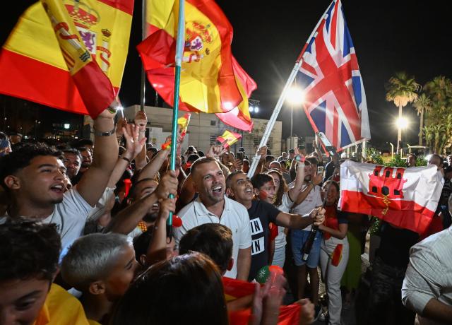 (260715) -- GIBRALTAR, July 15, 2026 (Xinhua) -- People celebrate at the land border port between Gibraltar and Spain on July 15, 2026. The European Union (EU) and Britain on Tuesday formally signed an agreement in respect of Gibraltar in Brussels, removing routine checks at the land border between Gibraltar and Spain. 
   Under the agreement, the movement of goods and workers between Gibraltar and Spain will be significantly facilitated, boosting economic links between Gibraltar and the EU. (Xinhua/Cheng Min)
