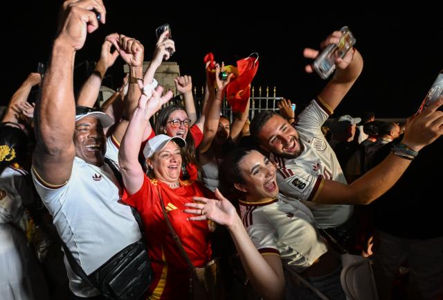 (260715) -- GIBRALTAR, July 15, 2026 (Xinhua) -- People celebrate at the land border port between Gibraltar and Spain on July 15, 2026. The European Union (EU) and Britain on Tuesday formally signed an agreement in respect of Gibraltar in Brussels, removing routine checks at the land border between Gibraltar and Spain. 
   Under the agreement, the movement of goods and workers between Gibraltar and Spain will be significantly facilitated, boosting economic links between Gibraltar and the EU. (Xinhua/Cheng Min)
