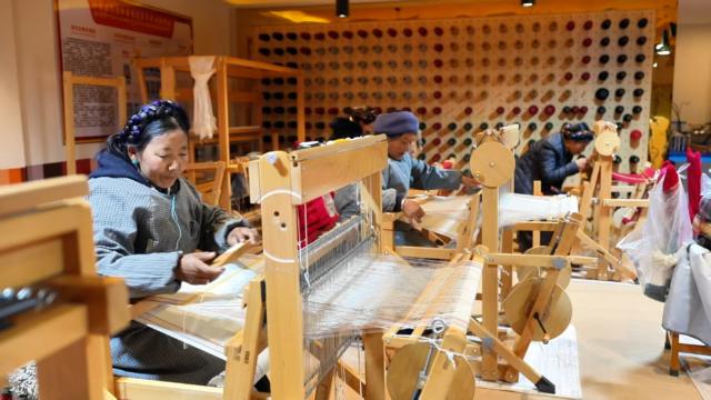 (260715) -- CHENGDU, July 15, 2026 (Xinhua) -- Craftswomen weave Pulu, a traditional Tibetan woolen fabric, in Gyangze County in southwest China's Xizang Autonomous Region, Dec. 20, 2025. TO GO WITH "China Focus: From plateau to Paris: New generation giving Tibetan crafts new life" (Xinhua)