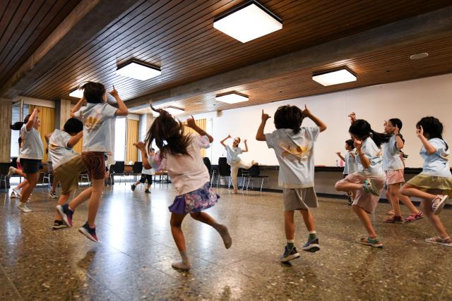 (260715) -- BERN, July 15, 2026 (Xinhua) -- Children learn Chinese ethnic dance during a Chinese culture summer camp in Bern, Switzerland, July 14, 2026. A summer camp featuring traditional Chinese culture opened here on Tuesday. (Xinhua/Lian Yi)