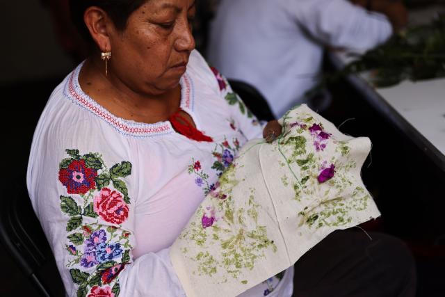(260715) -- MEXICO CITY, July 15, 2026 (Xinhua) -- A person makes eco-printing works at the San Angel Flower Fair in Mexico City, Mexico, July 14, 2026. The annual event features flower markets, handicraft displays and cultural performances, highlighting local horticulture traditions, folk art and the historic charm of the district. (Xinhua/Liu Wenhui)