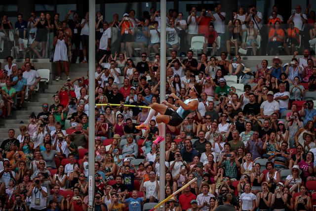 (260715) -- BUDAPEST, July 15, 2026 (Xinhua) -- Armand Duplantis of Sweden competes during the men's pole vault event at the Gyulai Istvan Memorial - Hungarian Athletics Grand Prix in Budapest, Hungary, on July 14, 2026. (Photo by David Balogh/Xinhua)