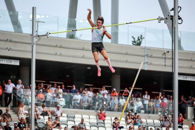 (260715) -- BUDAPEST, July 15, 2026 (Xinhua) -- Armand Duplantis of Sweden competes during the men's pole vault event at the Gyulai Istvan Memorial - Hungarian Athletics Grand Prix in Budapest, Hungary, on July 14, 2026. (Photo by David Balogh/Xinhua)