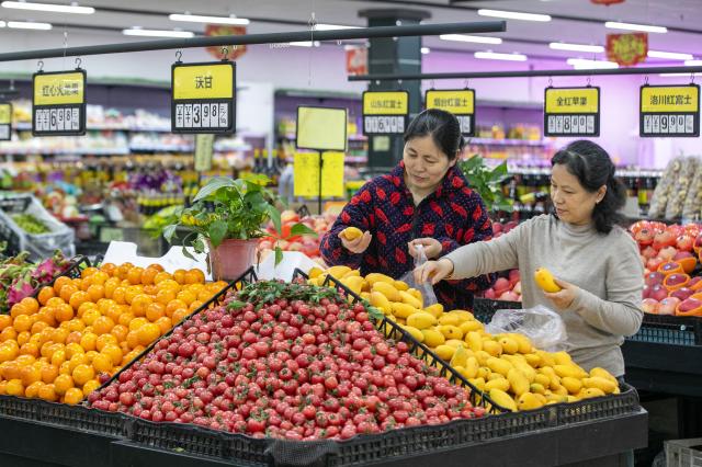 (260715) -- BEIJING, July 15, 2026 (Xinhua) -- People purchase fruits at a supermarket in Nantong, east China's Jiangsu Province, April 10, 2026. (Photo by Zhai Huiyong/Xinhua)