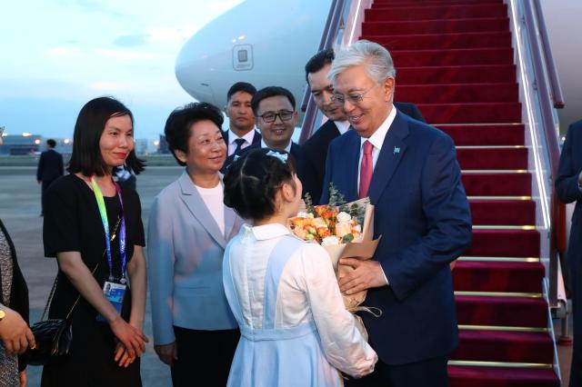(260715) -- SHANGHAI, July 15, 2026 (Xinhua) -- Kazakh President Kassym-Jomart Tokayev, who is here to attend the 2026 World AI Conference and High-Level Meeting on Global AI Governance, arrives in Shanghai, east China, July 15, 2026. (Xinhua/Fang Zhe)