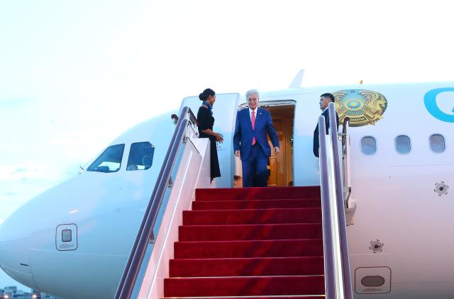 (260715) -- SHANGHAI, July 15, 2026 (Xinhua) -- Kazakh President Kassym-Jomart Tokayev, who is here to attend the 2026 World AI Conference and High-Level Meeting on Global AI Governance, arrives in Shanghai, east China, July 15, 2026. (Xinhua/Fang Zhe)