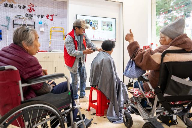 (260715) -- BEIJING, July 15, 2026 (Xinhua) -- A volunteer (2nd L) cuts hair for elders for free at a residential compound in Wangcheng District of Changsha, central China's Hunan Province, Nov. 6, 2025. During China's 14th Five-Year Plan period (2021-2025), over 240,000 old urban residential compounds were renovated across the country, benefiting more than 40 million households and 110 million residents.
   Under urban renewal initiatives, 129,000 elevators have been installed, over 3.4 million parking spaces have been added, and 64,000 residential compound service facilities providing services such as senior and child care have been constructed.
   Entering the 15th Five-Year Plan period (2026-2030), China schedules to start the renovation work of another 115,000 old urban residential compounds, in an effort to inject new development vitality into old neighborhoods. (Xinhua/Chen Sihan)