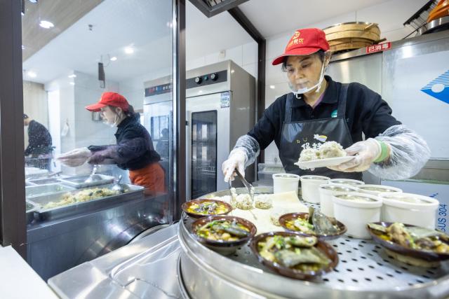 (260715) -- BEIJING, July 15, 2026 (Xinhua) -- Staff members prepare affordable dishes for residents at a residential compound in Wuxing District of Huzhou City, east China's Zhejiang Province, March 25, 2026. During China's 14th Five-Year Plan period (2021-2025), over 240,000 old urban residential compounds were renovated across the country, benefiting more than 40 million households and 110 million residents.
   Under urban renewal initiatives, 129,000 elevators have been installed, over 3.4 million parking spaces have been added, and 64,000 residential compound service facilities providing services such as senior and child care have been constructed.
   Entering the 15th Five-Year Plan period (2026-2030), China schedules to start the renovation work of another 115,000 old urban residential compounds, in an effort to inject new development vitality into old neighborhoods. (Photo by Yi Fan/Xinhua)