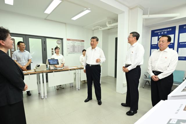 (260715) -- SHANGHAI, July 15, 2026 (Xinhua) -- Chinese President Xi Jinping, also general secretary of the Communist Party of China (CPC) Central Committee and chairman of the Central Military Commission, talks with staff members at the service center of a residential community in Huangpu District, Shanghai, east China, July 15, 2026. Xi made an inspection trip to Shanghai on Wednesday. (Xinhua/Xie Huanchi)