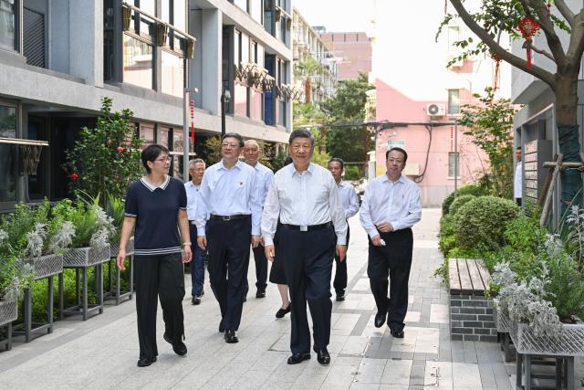 (260715) -- SHANGHAI, July 15, 2026 (Xinhua) -- Chinese President Xi Jinping, also general secretary of the Communist Party of China (CPC) Central Committee and chairman of the Central Military Commission, visits a residential community in Huangpu District, Shanghai, east China, July 15, 2026. Xi made an inspection trip to Shanghai on Wednesday. (Xinhua/Xie Huanchi)