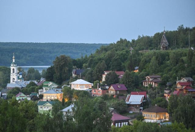 (260715) -- MOSCOW, July 15, 2026 (Xinhua) -- This photo taken on July 11, 2026 shows the scenery in Plyos, Ivanovskaja Oblast, Russia. Russia's "Golden Ring" is a cultural and tourism route surrounding the capital of Moscow, which brings the history and culture, architectural art, folk customs and natural scenery of Russia to its viewers. (Xinhua/Hao Jianwei)