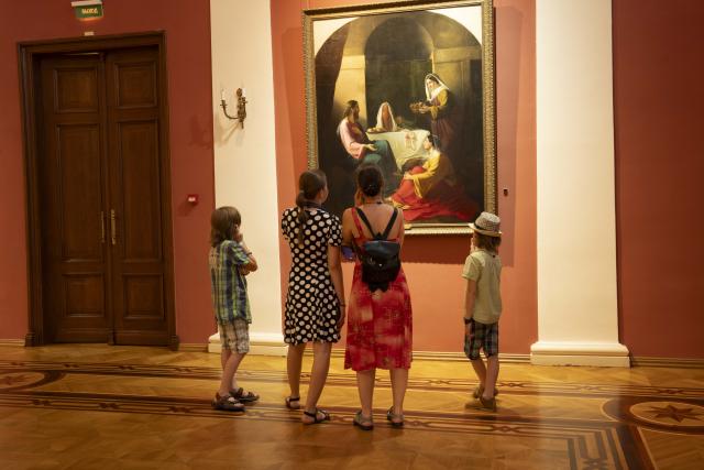 (260715) -- MOSCOW, July 15, 2026 (Xinhua) -- People watch an exhibit at an art museum in Yaroslavl, Russia, July 10, 2026. Russia's "Golden Ring" is a cultural and tourism route surrounding the capital of Moscow, which brings the history and culture, architectural art, folk customs and natural scenery of Russia to its viewers. (Xinhua/Gao Wei)